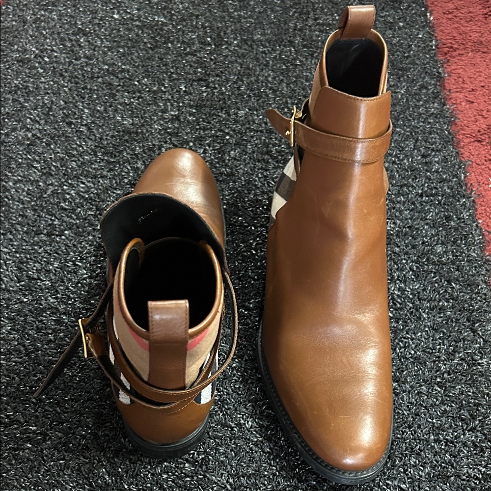Women Burberry Leather Ankle Boots